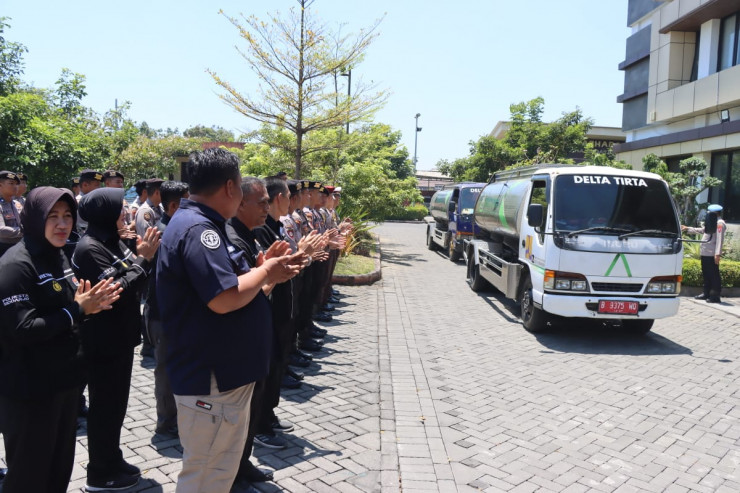 Sambut HUT Humas Polri Ke-72, Polresta Sidoarjo Berikan Bantuan Air Bersih