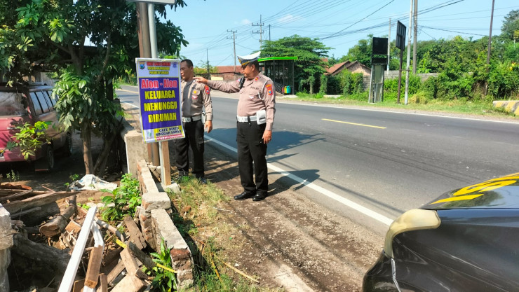 Unit Lantas Polsek Balongbendo Pasang Himbauan di Jalur Rawan Kecelakaan