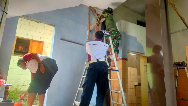 Sinergitas TNI-Polri dan Masyarakat Kerja Bakti di Masjid Tambak Kalisogo