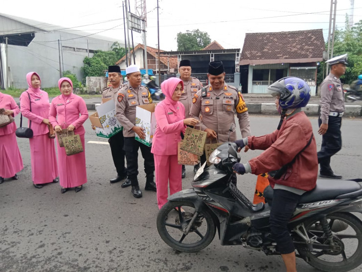 Kapolsek Balongbendo bersama Pengurus Bhayangkari Ranting Balongbendo Bagikan Takjil dan Santunan Anak Yatim Piatu