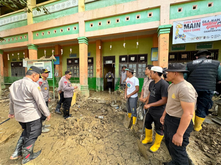 Kapolri Tinjau Pembersihan SD dan Masjid Terdampak Bencana di Aceh Tamiang