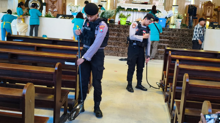Amankan Misa Natal, Polisi Sterilisasi Gereja Sidoarjo