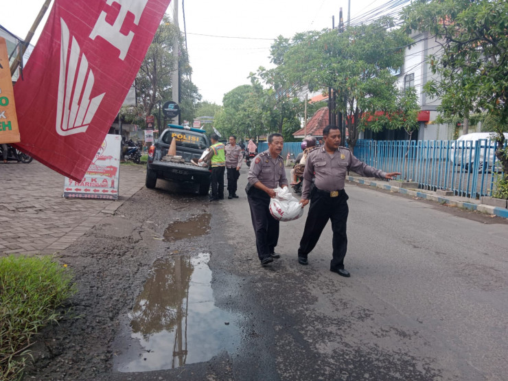 Kepedulian Personel Polsek Sedati, Inisiatif Tambal Jalan Berlubang