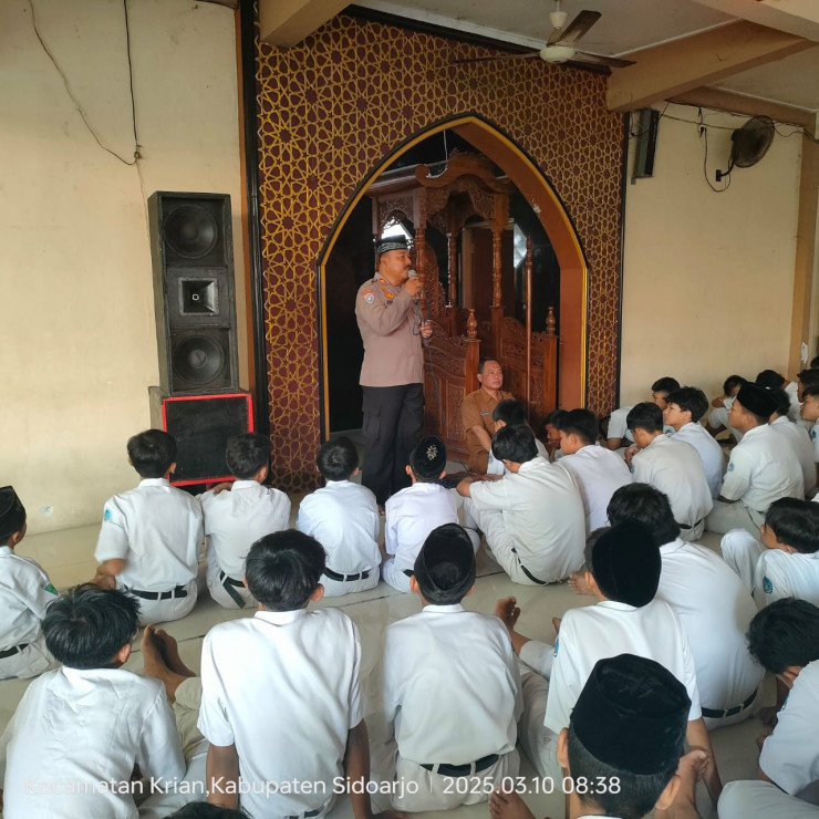 Kanit Binmas Polsek Krian Jadi Narasumber Pondok Ramadan di SMPN 2
