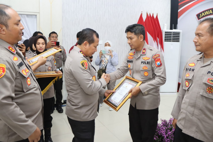 Kapolda Jatim Berikan Penghargaan kepada Anggota Polres Ngawi