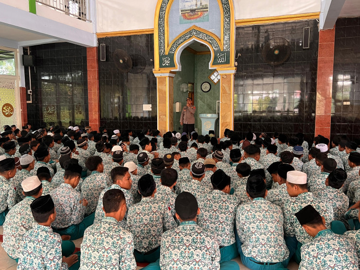Polsek Krembung Sosialisasikan Keselamatan Berlalu Lintas kepada Pelajar SMPN 2 Krembung