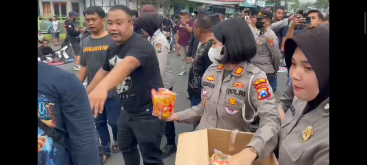 Humanis, Polisi Kawal Aksi Damai Aremania di Malang